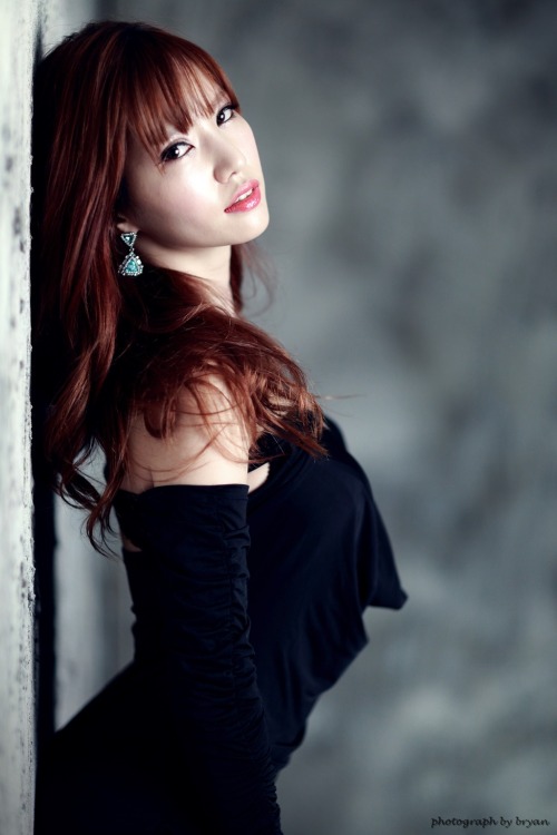 Han Min Young sexy black dress.