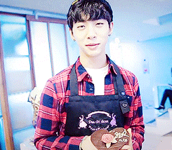 b2ng:  Happy Valentine's Day from Mr. Bang  (~￣▽￣)~ 