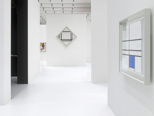 View of the exhibition Kandinsky, Malevich, Mondrian – The Infinite White Abyss. Kunstsammlung Nordr