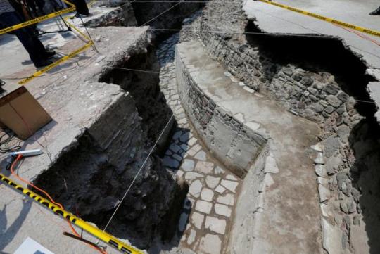 Porn Archaeologists discover Aztec ball court photos