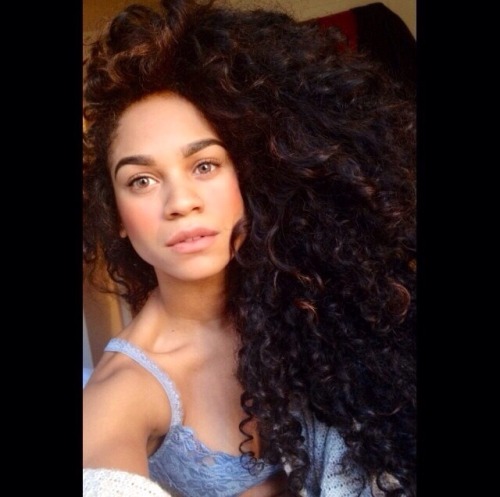 itsdlasianicole: ​she’s real she’s Jamaican and Italian and day I will have hair like her