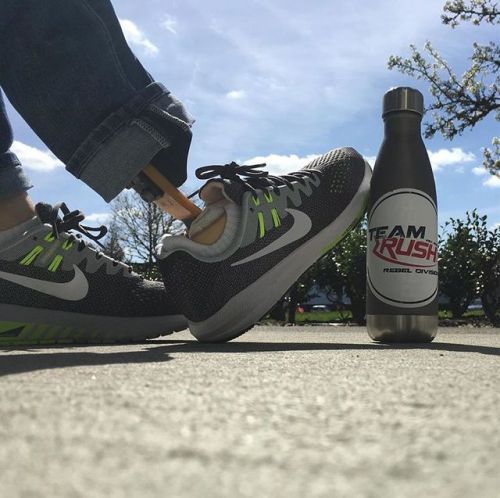 Another photoset about Erica Bruns and her prosthetic leg with converse shoes