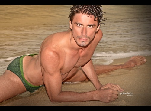 guysdoingthesplits:  [x] [x] [x] (via TumbleOn) 