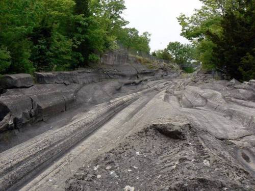 Glacial Grooves State MemorialAbout 18,000 years ago, a 1.5-kilometer thick glacier scraped along La