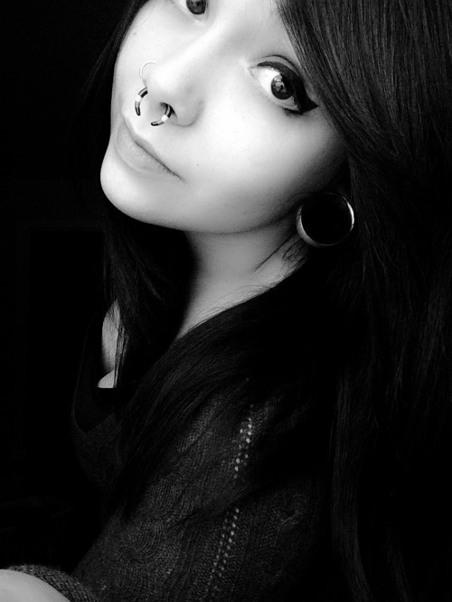 cor1n:  amanderin:  I like how much my ear shows in this.  You’re seriously so pretty. 