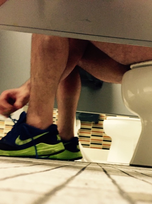 totaltopbottomsup: How HOT !! No shorts or undies !!! Just walked from locker area to bathroom to re