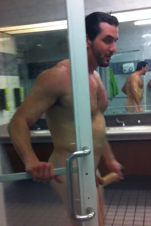 gongetyagood: Hot muscular bodybuilder coming out of the showers. Yum