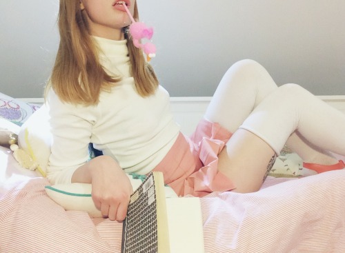 sundaygrrrrl:  I’m gonna sleep now so sorry this blog is bare but I’ll get it all sorted tomorrow evening in the mean time here’s me studying hard xo 