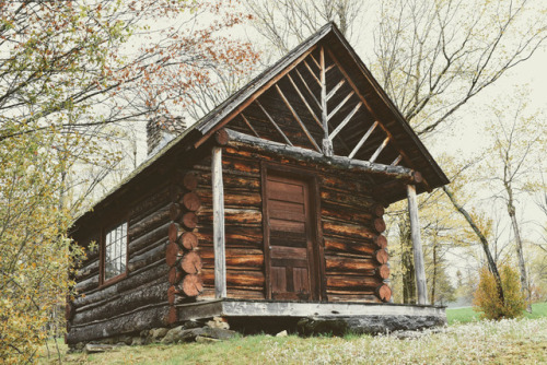 cabinporn:Submitted by Andrew McNealus:This cabin is in Ripton, Vermont. It’s so pretty there. Right