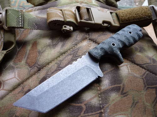 ru-titley-knives:Stone washed Cold Steel.New black canvas micarta sculpted scales over orange G-10 l