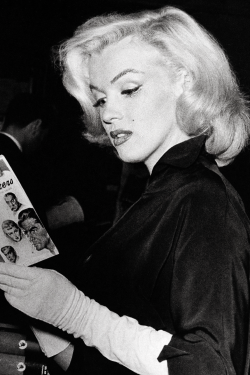 vintagegal:  Marilyn Monroe photographed