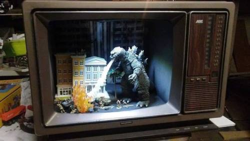 tankgirlymimic: sixpenceee: Combining horror figures with old TVs  . By Rickey Williams @b