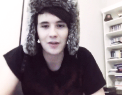  «Dan, show us your collar bones» 