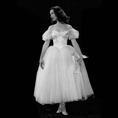 pinkballerinas:Vivien Leigh as a ballerina in Waterloo Bridge (1940)