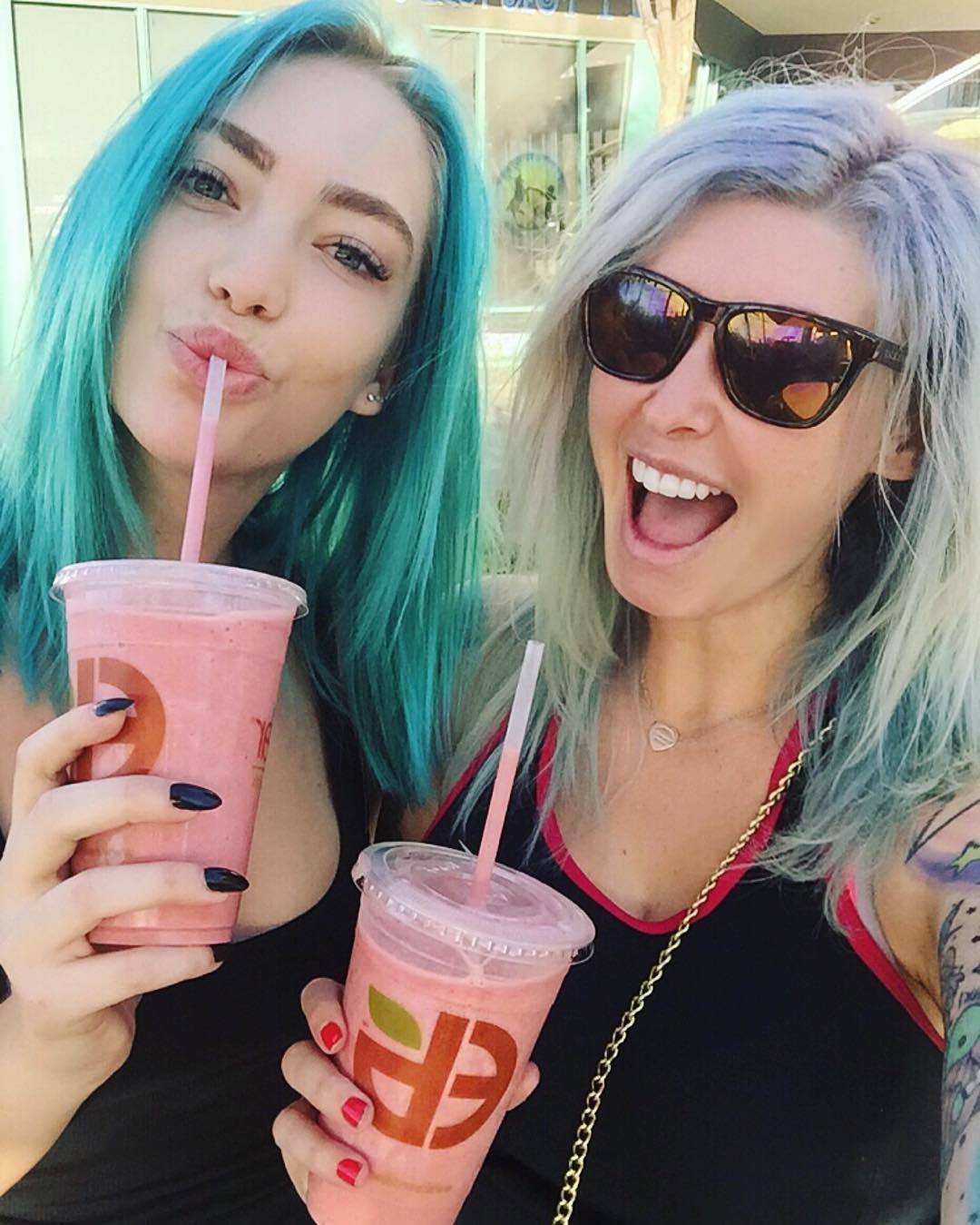 post workout smoothies at @earthbarweho with @phiphibb 🍓🍏 phi joined in on