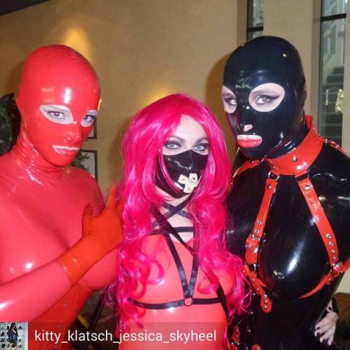 Credit to @kitty_klatsch_jessica_skyheel : Me and the Beauties @yumi_eir and @latexlea at Fetish Evo