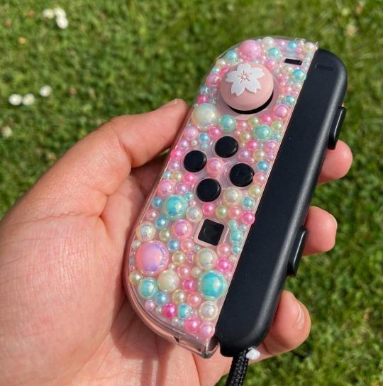 Custom Sakura Joy-cons made by yomiglam
