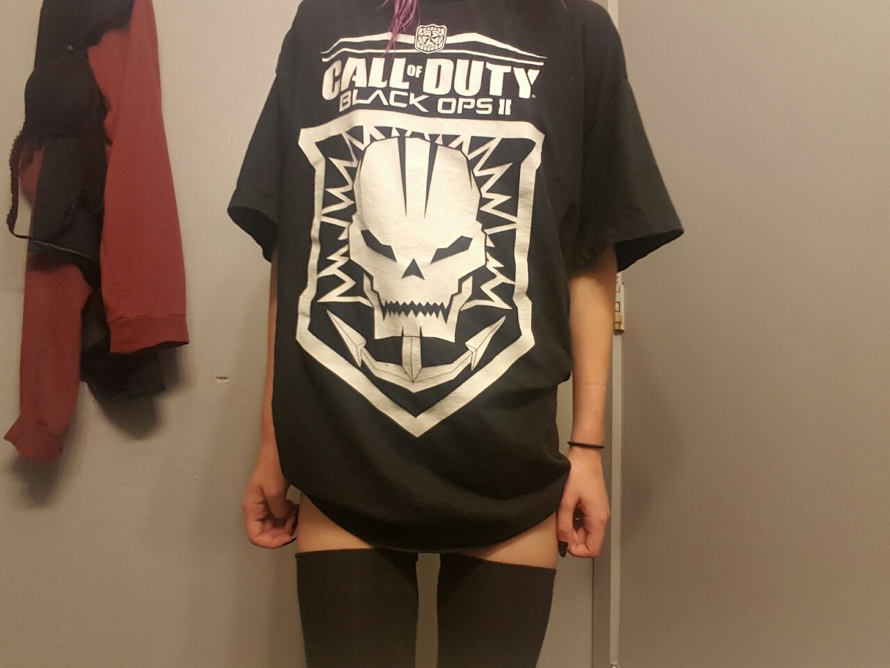 xucvv:  boyfriends tee-shirt and long socks