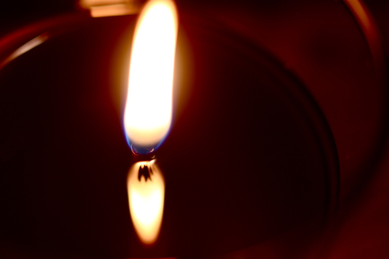 warmdrinks-n-positivethoughts:  reading by candlelight
