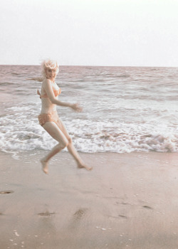 ourmarilynmonroe:  Marilyn Monroe photographed by George Barris, 1962. 