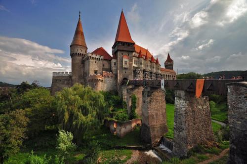 Il suggestivo Castello dei Corvino: secondo la leggenda, Dracula vi rimase imprigionato per sette an