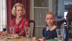 bettydraperlookingpissed:Looking pissed while enjoying a nice thanksgiving meal with her loved ones. 