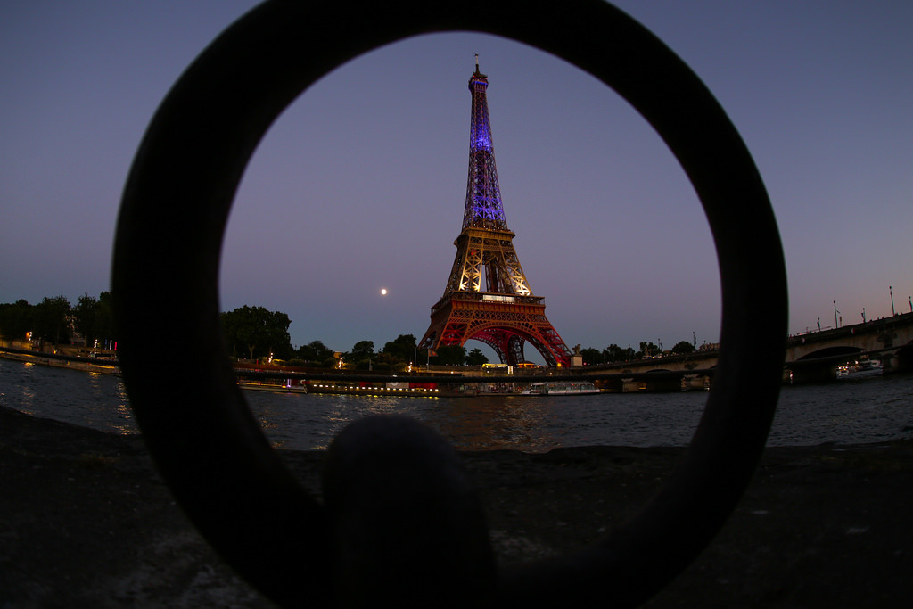 igalog:
“良いと思った写真：Eiffel Ring by thomas3667
Soir de (presque) pleine lune à Paris… IMG_9479 lightroom
http://flic.kr/p/KgtxeX
”