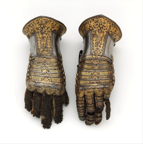 stunningpicture:Gauntlets made from gold, silver, steel and leather from 1585