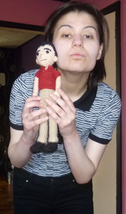 whereisthetown:  yellowlacostepoloshirt:  It’s my birthday and here I am with this really cute present, a mini David Byrne! He even has a sticky out booty! Aww…  Looks like David and Pat Smear had a child… 