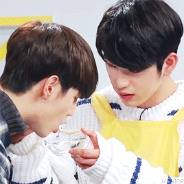 jypnior:markjin feeding each other (2016)