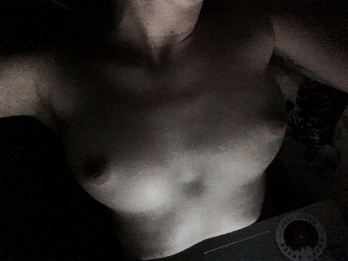 clothesaretoomainstream:3 am topless blogging