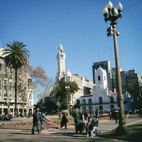 Plaza de mayo mirando hacia ayuntamiento viejo, soleado día de invierno, Buenos Aires, 2007.