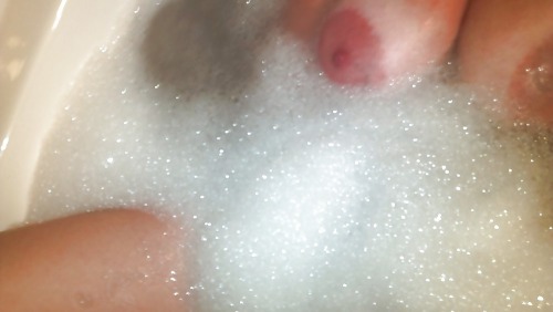 ddp1974:  mindyhooters:  Cum in for a bath with me  I would like that