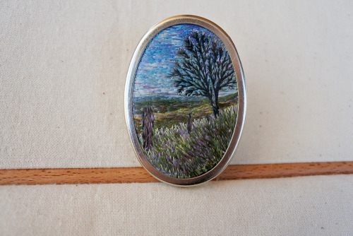 raouken:Just a few photo’s of embroidered pins, they’re all handembroidered needlepainti