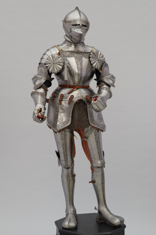 tirodiritto: armthearmour:The ornately etched armor of Philip I, Landgrave of Hesse, Saxony, Germayn