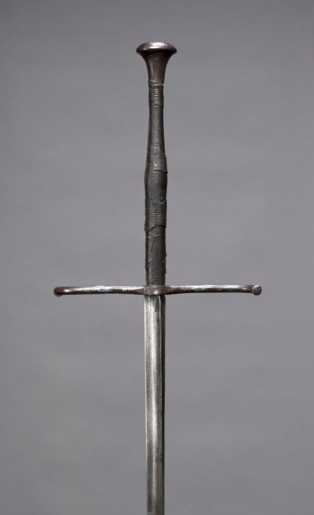 art-of-swords:  EstocDated: early 1500Culture: GermanMedium: steel, wood and leatherMeasurements: overall length 156.60 cm (61 5/8 inches); weight 1.60 kg; blade length 125.30 cm (49 5/16 inches); quillions length 26.20 cm (10 5/16 inches); grip  length