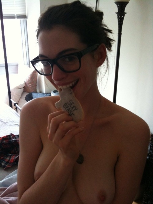 celebhero: Anne Hathaway Leaked Pics!