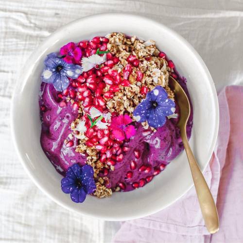 fitandhealthys: aleven11: I LOVE MY SMOOTHIE BOWLS maqui / blueberry banana base topped with toasted