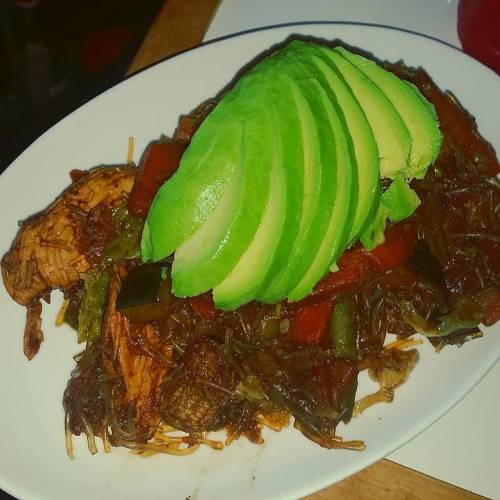 Omg. 😍😍 #instafoodie #instafood #foodieporn #foodporn #foodofinstagram #chickenstirfry #347calories #avocado #chicken #ricenoodles #yum #cleaneating #healthy #weightloss #effyourbodystandards #effyourbeautystandards #fitspo