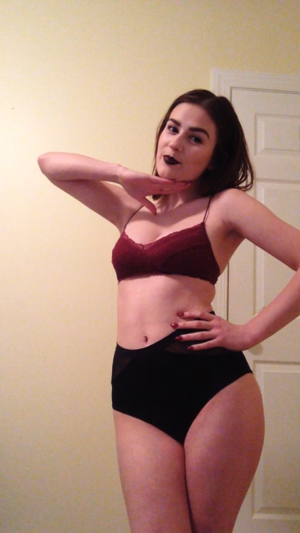 sadmomhair:originally, i had typed a summary of the past 6 years of my life, but i want this to be a happy post. the first picture was taken on november 15th 2013, and the rest were taken 20 minutes ago.  it’s fun to love your body love your stretch