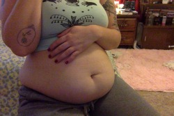 sweetheartloulou:What’s hotter than a fat &amp; full girl in sweats?