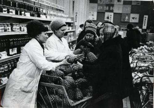 sovietpostcards:quakergoth:sovietpostcards:Store #19 in Moscow (1971)(Как перевести «Ананасы завезли