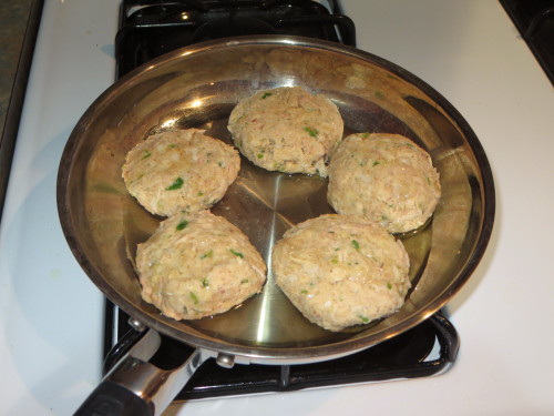 caffeinatedcrafting:Tuna Patties3 Cans of Tuna1 EggBread crumbsOnionGarlicOilJalapenos (Optional! I 