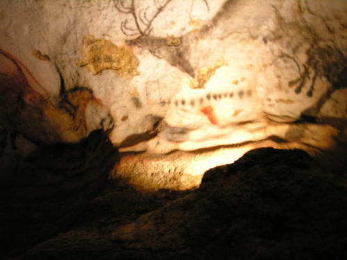 The Lascaux cave complex in France, with over 600 wall paintings(nearly 6,000 individual figures) da