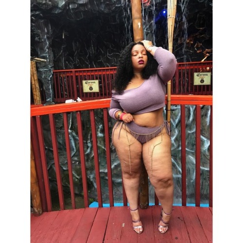 planetofthickbeautifulwomen2:  Curvy FashionBlogger B. Garrett AKA HausovThickness