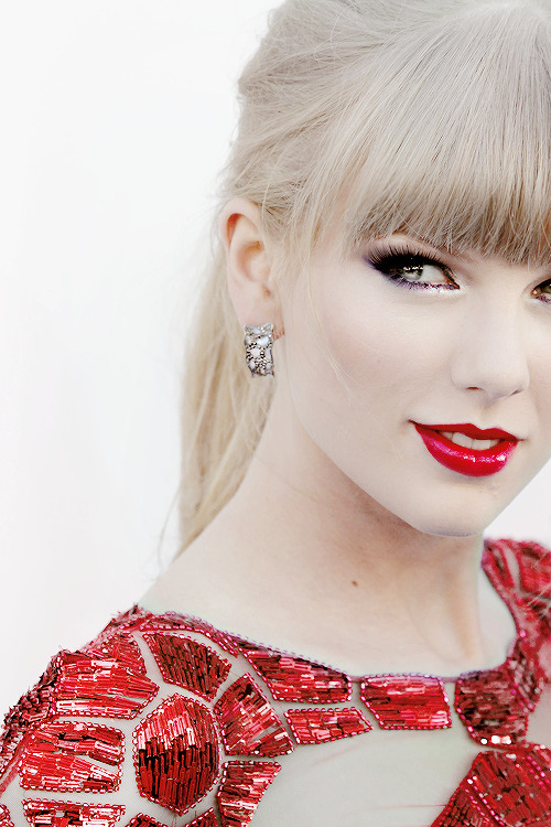 tayllorswifts:Taylor Swift’s makeup -  2013 Billboard Music Awards