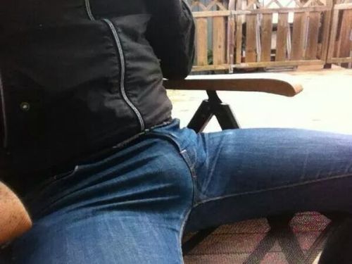 youbulgeibulge:  troy998:  Big  mmmm gimme gimme !!