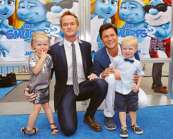 moonchild30:  Neil Patrick Harris, David Burtka and the twins at the premiere of ‘Smurfs 2’ July 28, 2013   ❤❤