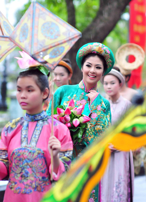 “Miss Ngoc Han in the closing ceremony of traditional craft Hue Festival 2013”