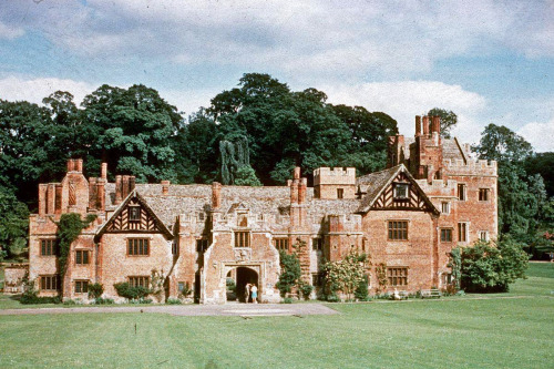 iamveryamused:Compton Wynyates, Warwickshire, England (ca 1515), the seat of the Marquess of Northam